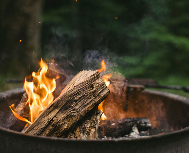 Terrasse chauffée et espace feux de camp